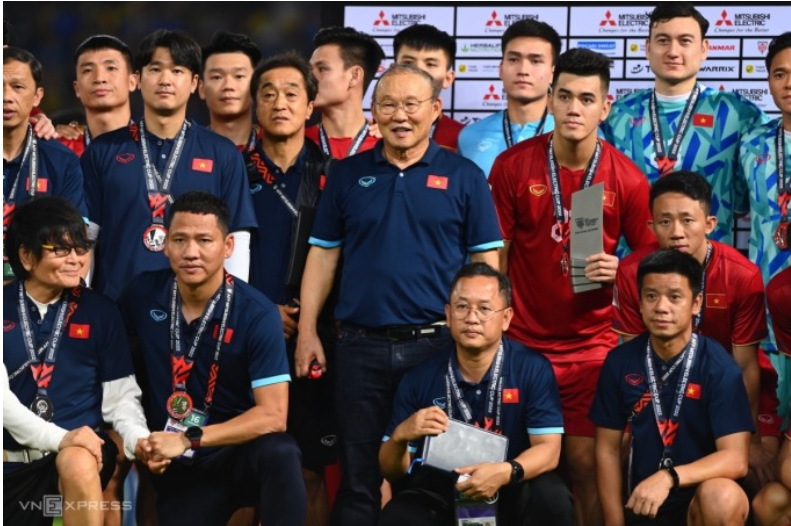 HLV Park và các thành viên đội tuyển Việt Nam trong lễ trao giải AFF Cup 2022